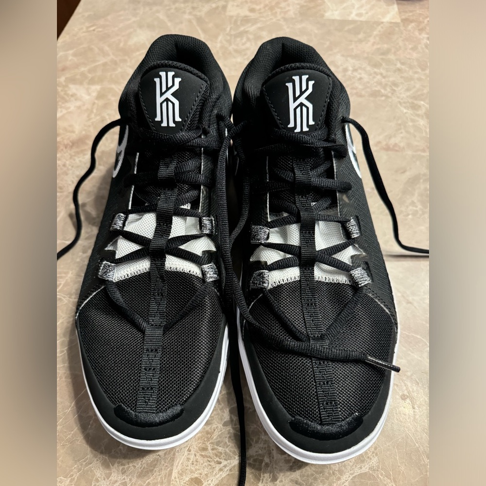 Nike Kyrie Flytrap 6 Basketball
Shoes - Picture 5 of 13
